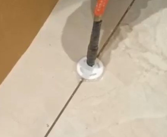 福海瓷砖空鼓维修公司专业解答瓷砖在铺贴过程中，如果没有涂抹均匀到位的粘结材料（如水泥砂浆或瓷砖胶），可能会导致以下问题