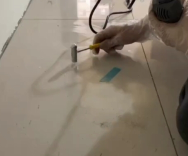 福海瓷砖开裂维修公司专业分享瓷砖在铺贴前如果没有沥干水分，将会导致以下问题